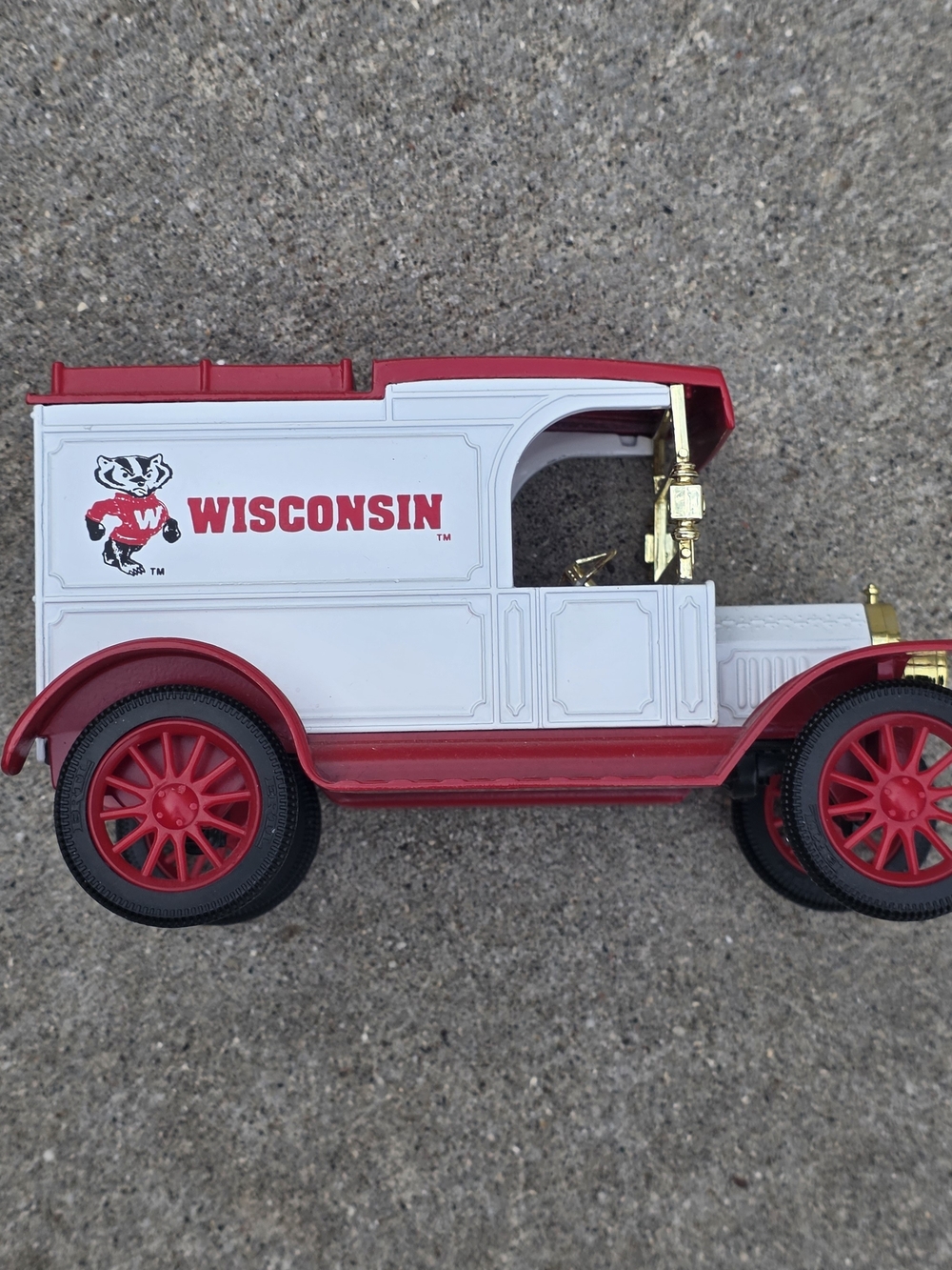 Wisconsin Badgers Bucky ERTL 1913 Ford Model T Van Diecast Coin Bank